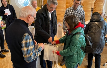 Mitglieder unseres Rotary Clubs verteilen Taschen mit Lebensmitteln an bedürftige Familien.